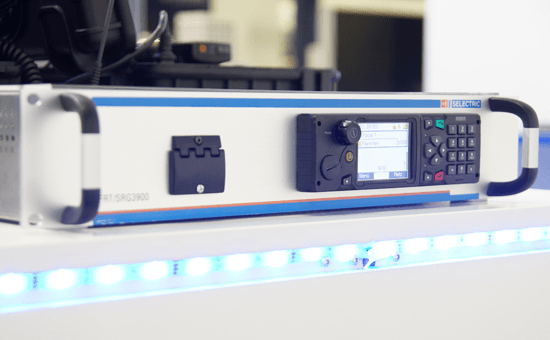 TETRA Funk SRG3900 und Farbbedienteil Systemschrank Einbau 